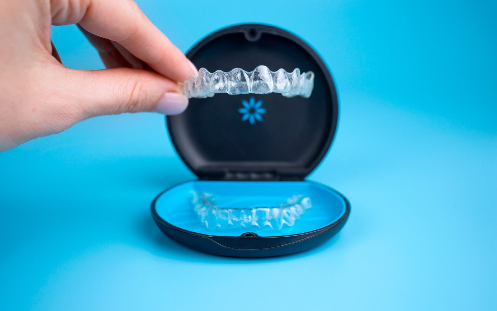 Estuche con alineadores Invisalign transparentes para ortodoncia invisible